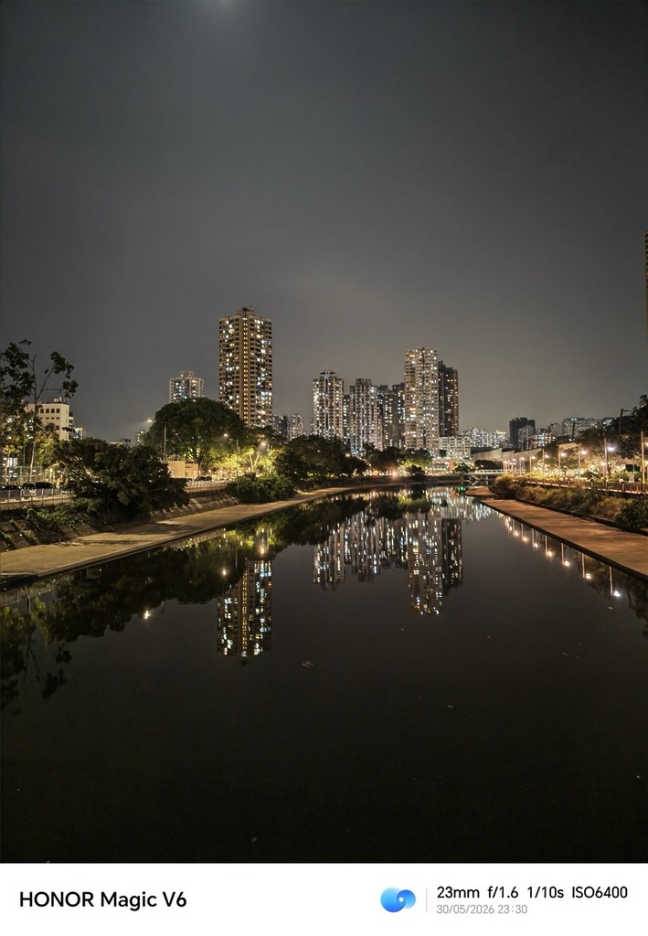 長焦鏡頭以 3 倍鏡頭設定拍攝河邊夜景，細節十足而且亮度亦極高。