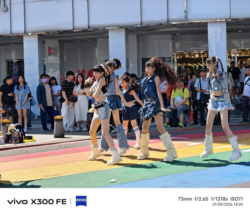 以長焦鏡頭的 73mm 試拍小女孩街舞，無論陽光、街道色彩、動感表現都極佳，畫質非常驚艷。