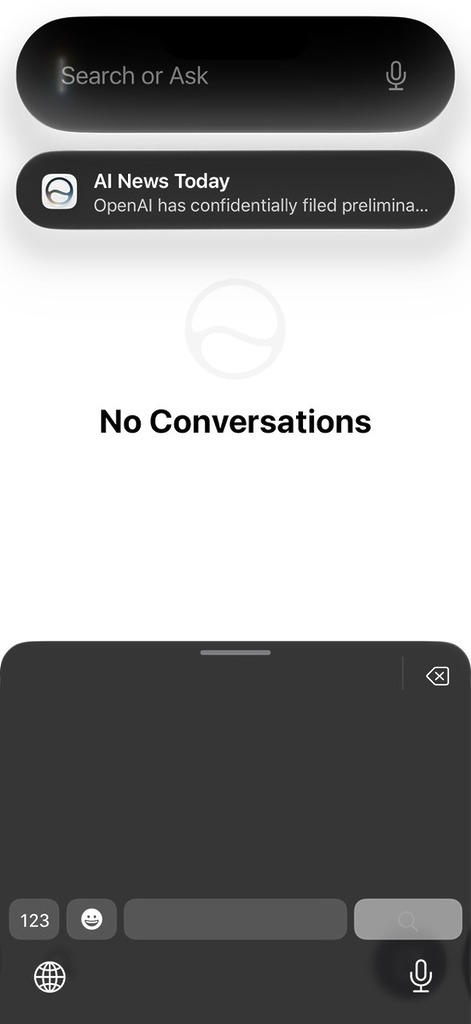 在畫面正中往一下撥能打開 Spotlight，並顯示當前的 Siri 交談  Session 。