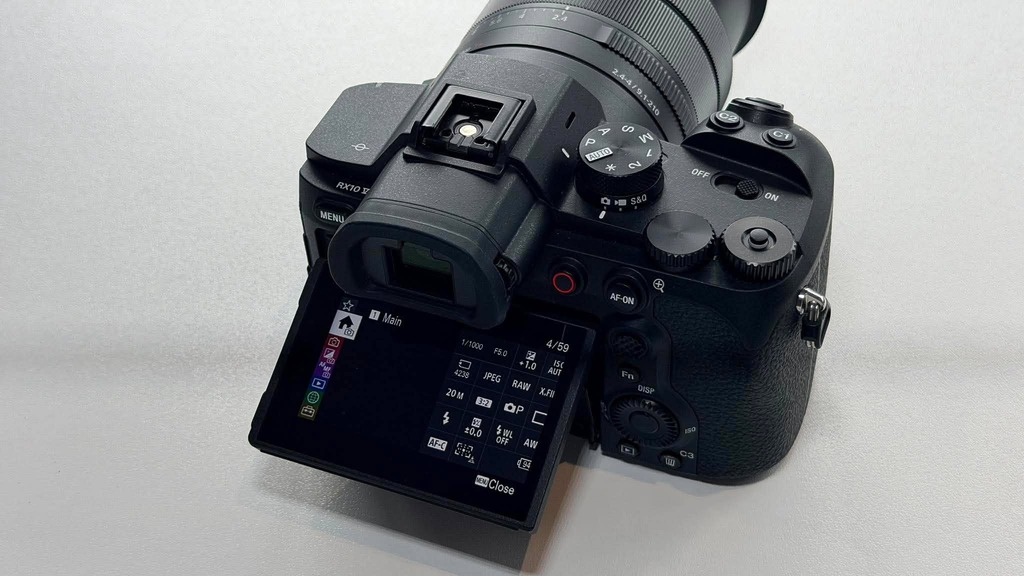 可惜反 mon 不能像 ZV-E10 或其他中高階 Sony 無反相幾那樣可作多角度打開及翻轉。