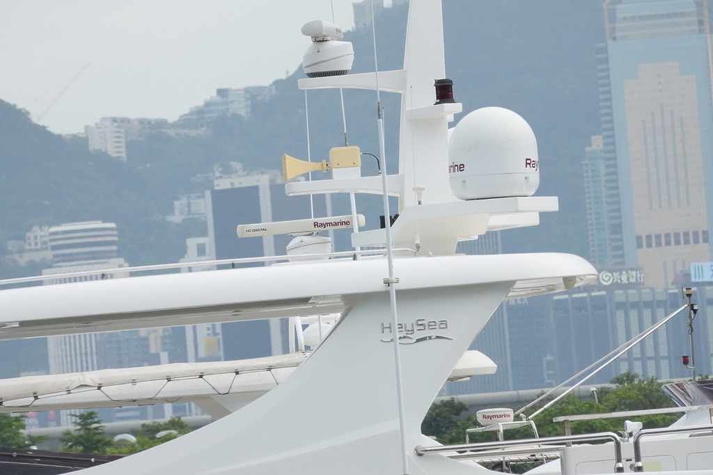 用上 600mm 焦距，拍攝距離約 100 米外的遊船，船上的雷達的 Raymarine 字樣沒有半點失真或糊化，這是目前智能手機的數碼變焦還有不可踰越的物理壁壘。