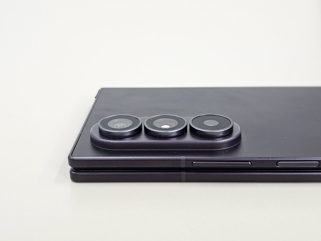 Galaxy Z Fold8 Ultra 攝力是三部「摺機」之冠，三鏡頭組合包括 2 億像素廣角主鏡頭、1,000 萬像素 3 倍長焦OIS 鏡頭及 5,000 萬像素超廣角鏡頭，足夠大部分應用場景。