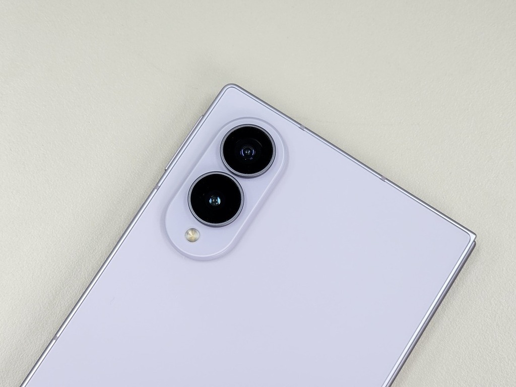 Galaxy Z Fold8 僅採用 5,000 像素 F1.8 OIS 主鏡頭與 5,000 像素 F1.9 超廣角鏡頭，攝力毋疑較 Galaxy Z Fold8 Ultra 略低，但滿足一般拍攝場景仍算夠用。