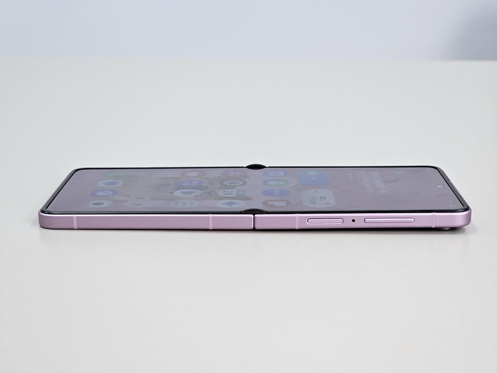 Galaxy Z Flip8 亦有升級使用 Armor FlexHinge 轉軸及 Flex Titanium 技術，堅固度大提高，而且摺痕幾乎不見，表現極佳。