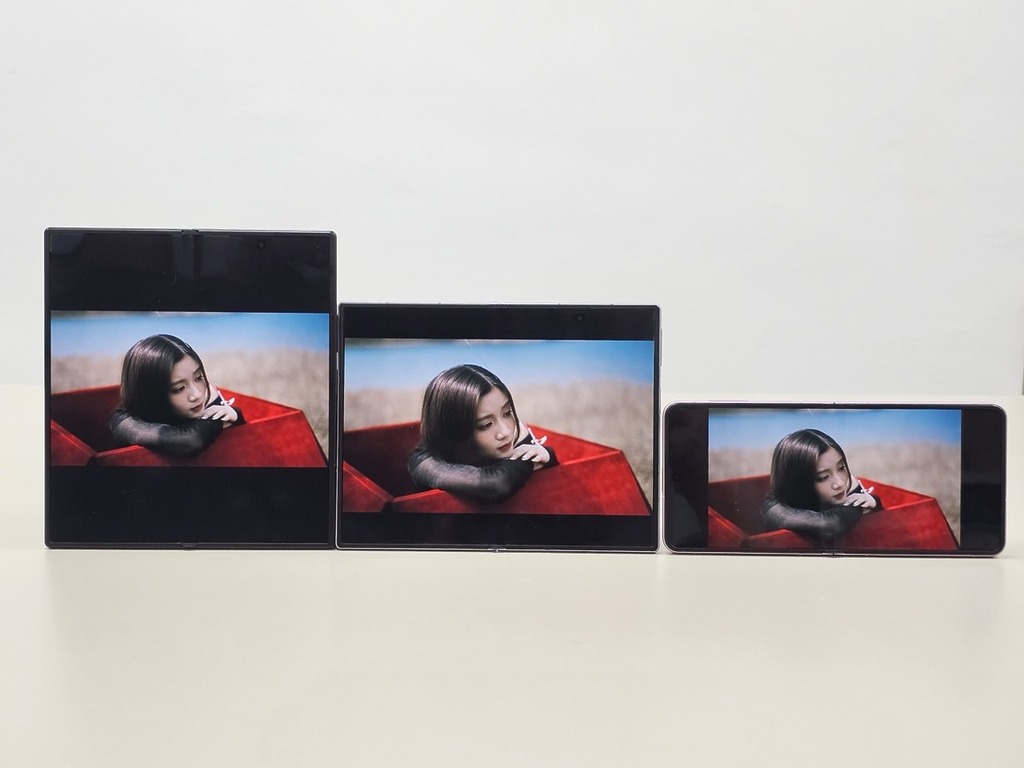 Galaxy Z Flip8（右）、Galaxy Z Fold8 及 Galaxy Z Fold8 Ultra（左）
