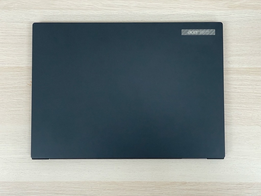機背設計乾淨低調，只有 1 個 Acer TravelMate logo，機身以碳纖維與鎂鋁合金材質加上全新 Acer Comfort Touch 設計，手感舒適。