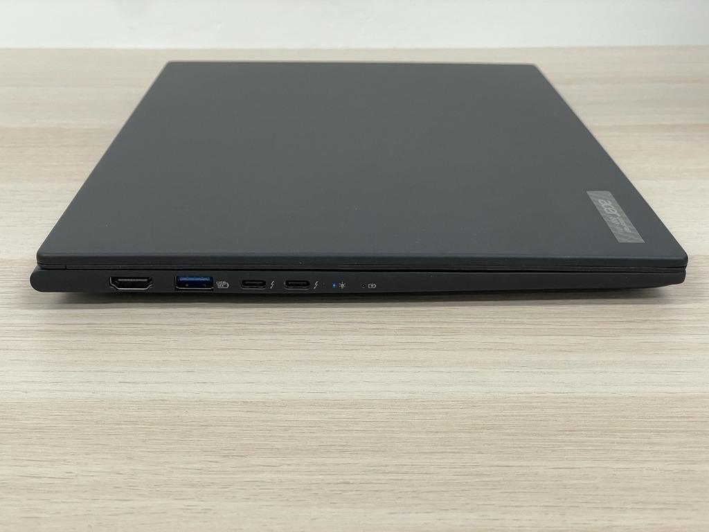 左側設有 HDMI、2 個 USB Type-C（包括 Thunderbolt 4）、1 個 USB 3.2 Type-A 介面和電源指示燈。