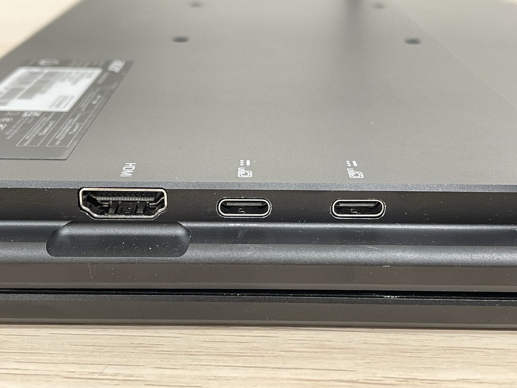 設有 HDMI 1.4、雙 USB Type-C 介面。