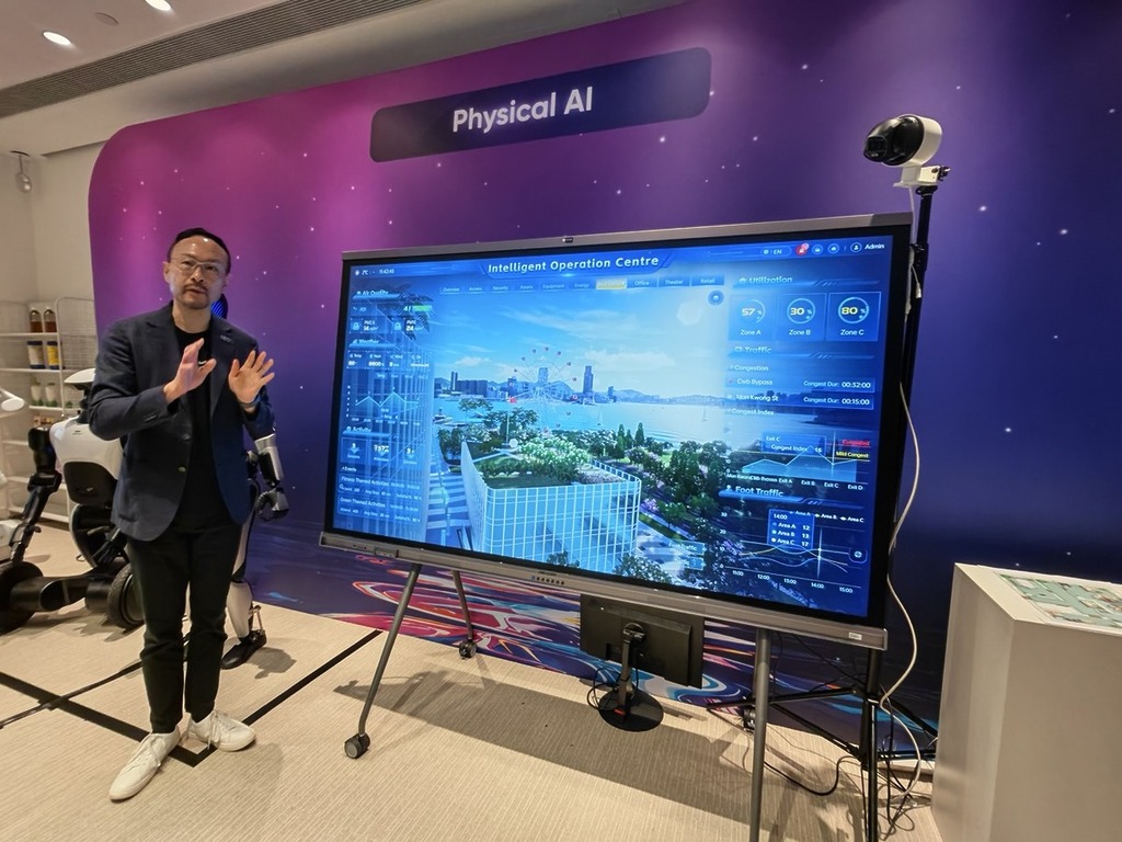 香港電訊商業客戶業務董事總經理吳家隆在活動中展示 Intelligent Operation Center（IOC）智能營運中心，整合不同類型具身 AI 機械人。