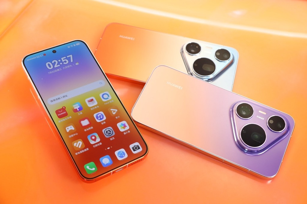 HUAWEI Pura 90s Pro Max 的橘子海、霞光紫採漸變色，加上獨特的三角形排列鏡頭，非常搶眼！