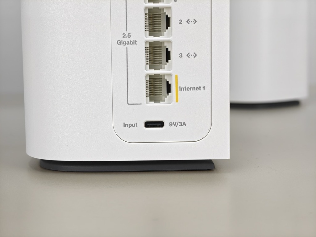 採用靈活的 USB-C 供電設計，並支援低功耗待機。