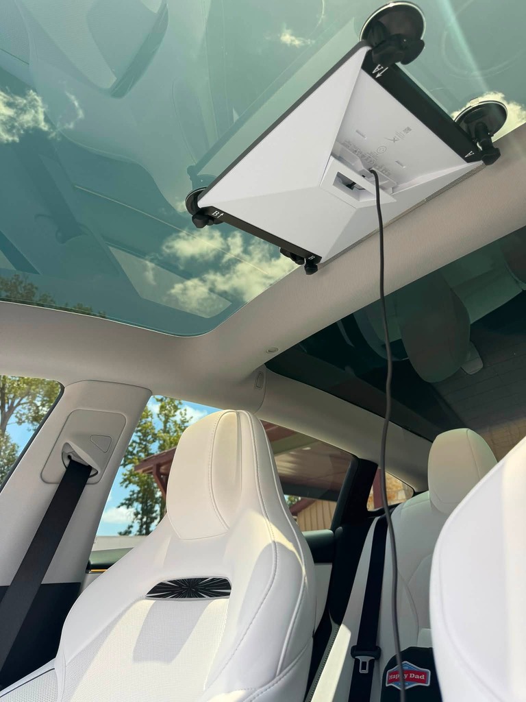 亦有人嘗試將 Starlink 接收器安裝於 Tesla 全景玻璃車頂下方，不過感覺有點不太方便。
