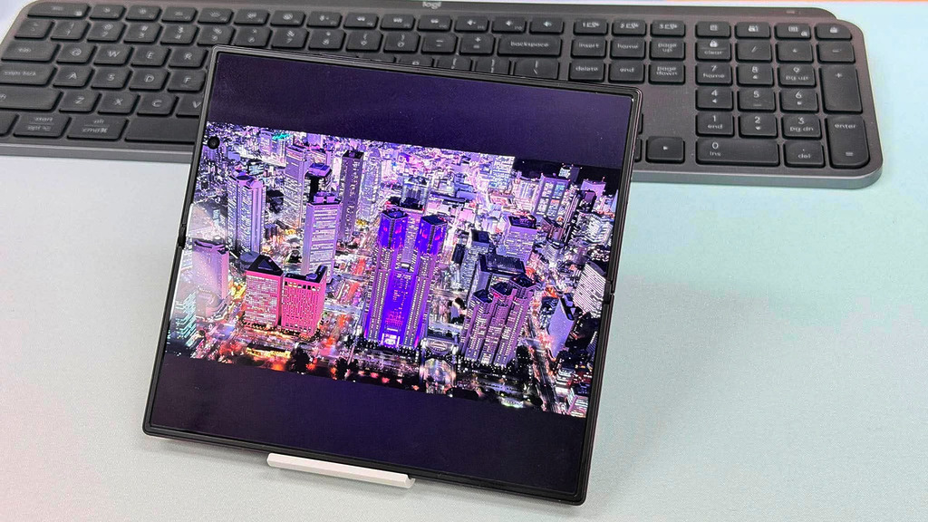 Galaxy Z Fold8 Ultra 是採用 11:10，一個接近正方型的比例，用來看 16:9（橫向）或 9:16（垂直）影片，畫面上下會有兩道頗為礙眼的黑框，這可說是所有傳統長身大摺手機的痛點。
