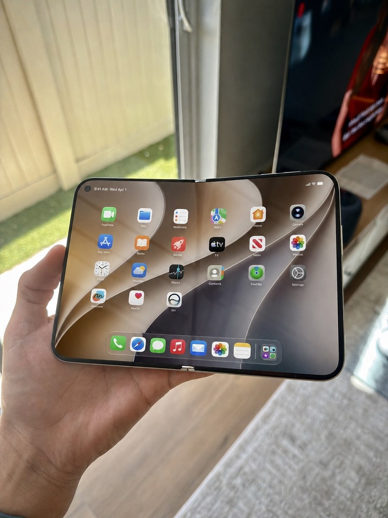 Apple 首款摺屏手機 iPhone Ultra 很大機會先在美國推出,要待數周才會在全球其他地區推出。(設計圖片)