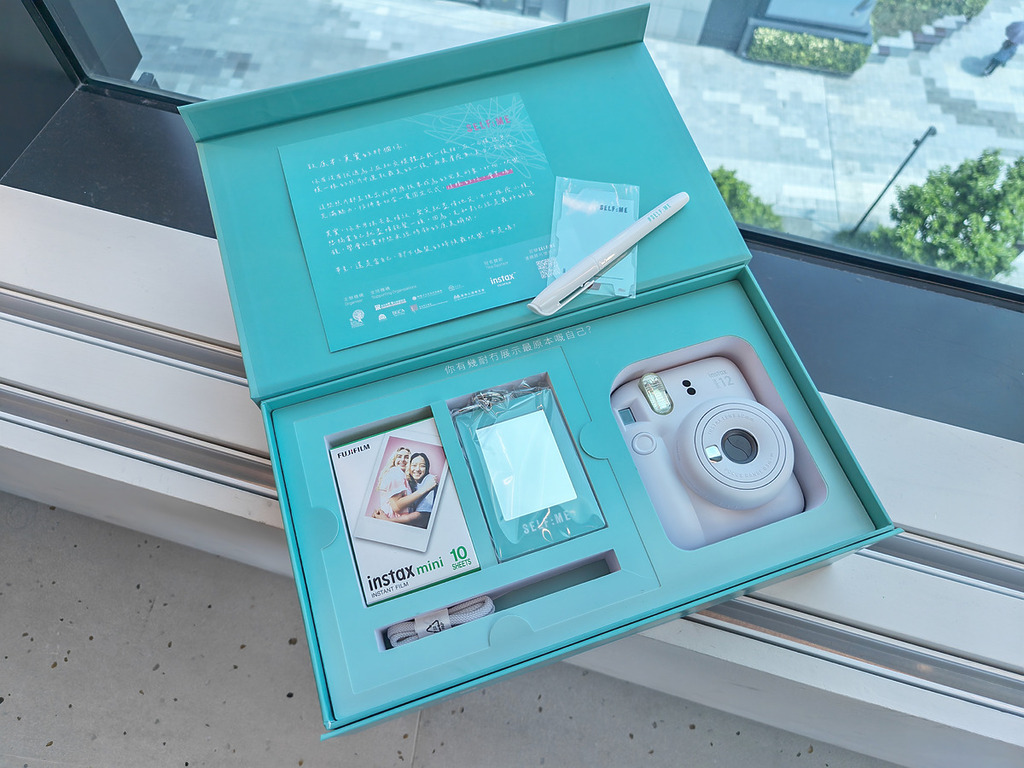 FUJIFILM instax 推出了「SELF:ME Kit（慈善特別版）」套裝