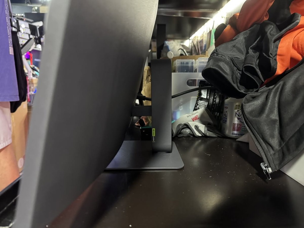 講到最重點就在於螢幕在平價型號中可提供升降支架結構，而且體積上更是相當細小的款式。