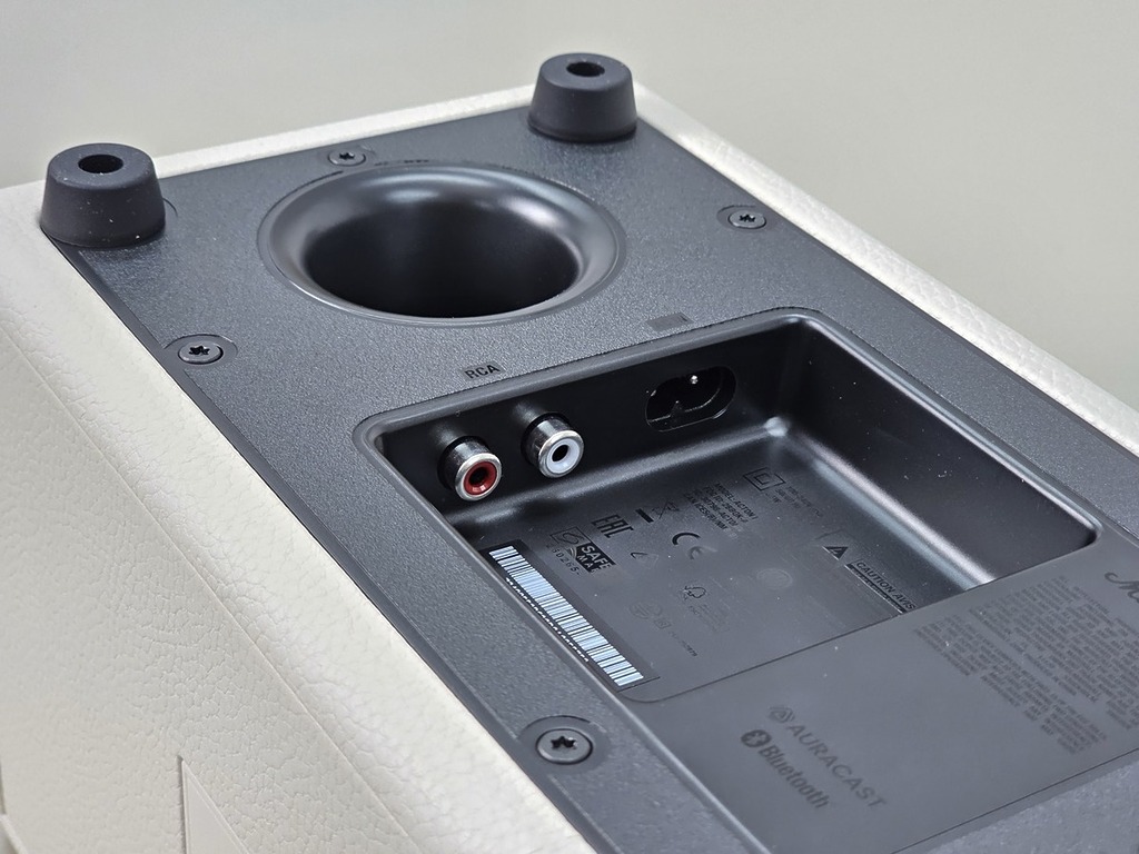 機底同樣設有 RCA 輸入和電源輸入，還有倒相孔（Bass-reflex port）。