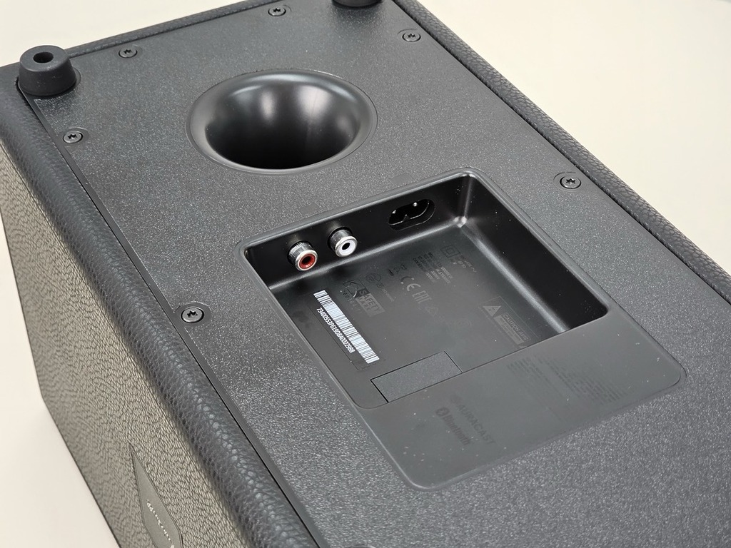 機底有 RCA 輸入和電源輸入，還有倒相孔（Bass-reflex port）。