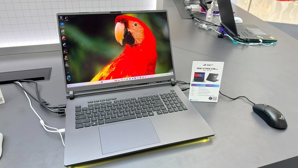 ROG STRIX G18 (G815)。