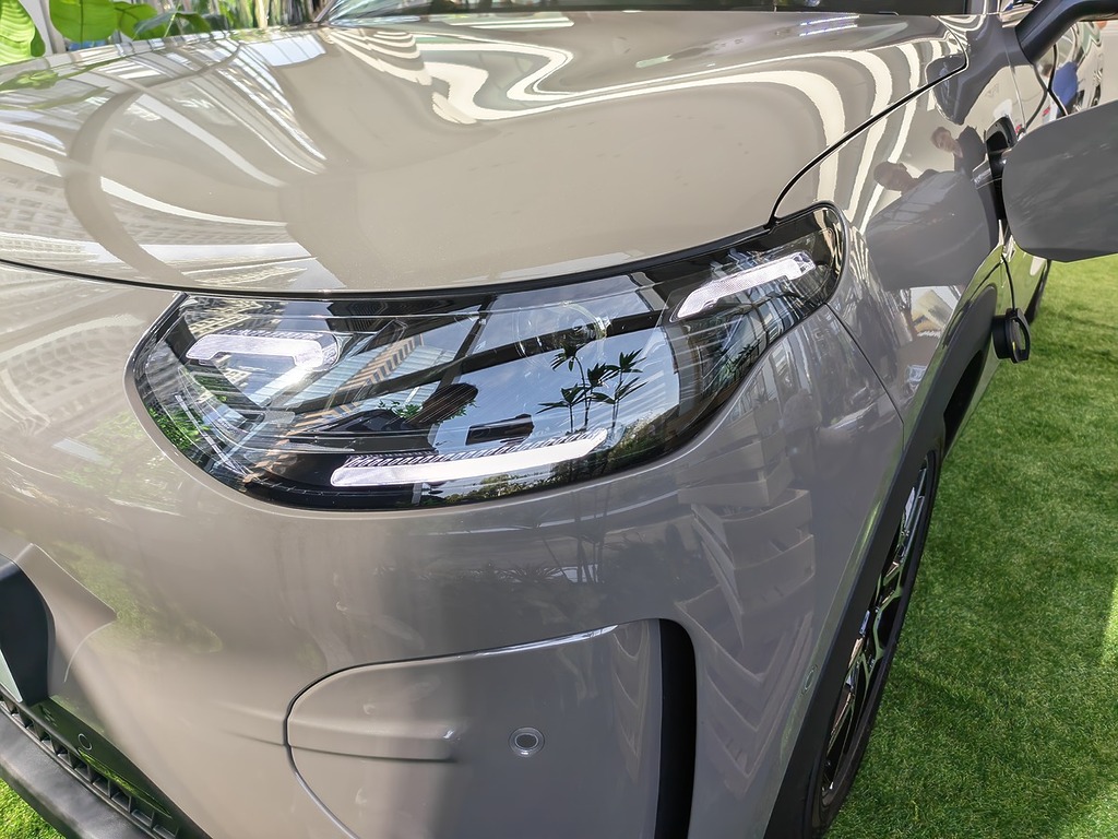 車身設計出笑臉頭燈及尾燈。