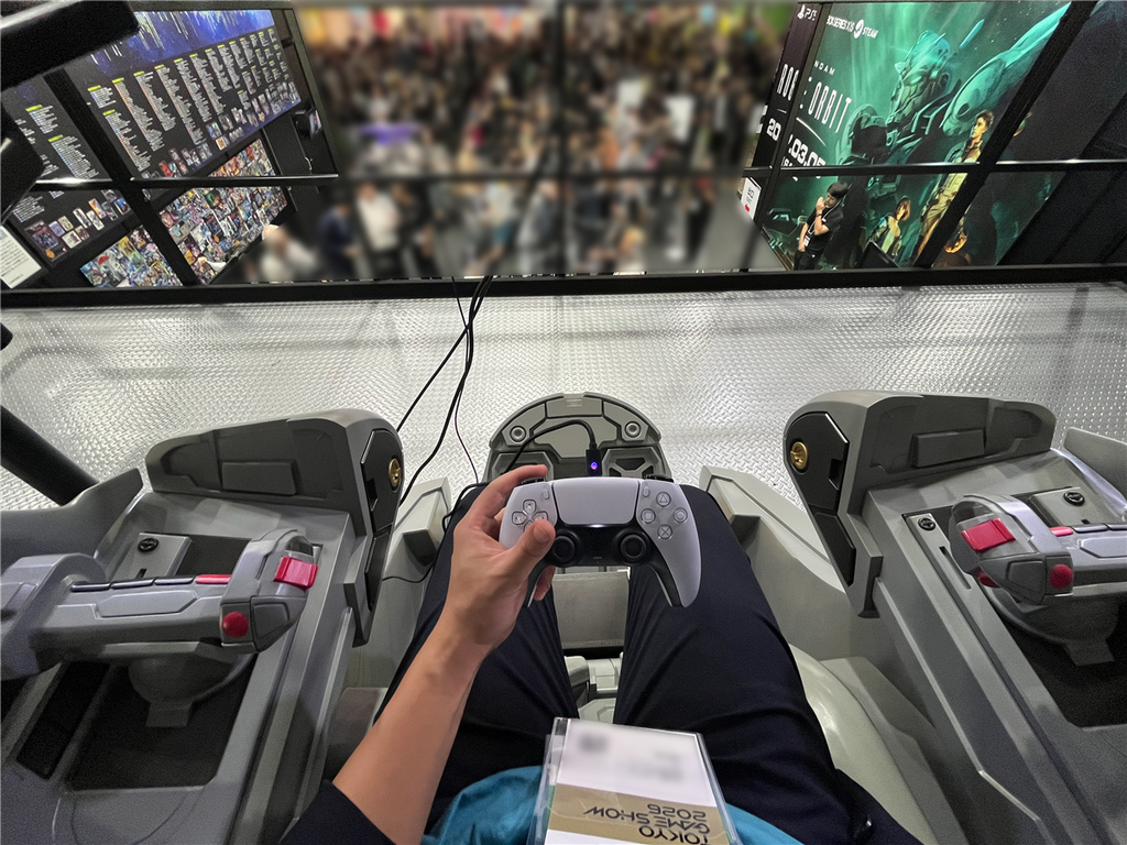 不是真的駕駛 MS，而是用 PS5 手掣來試玩。