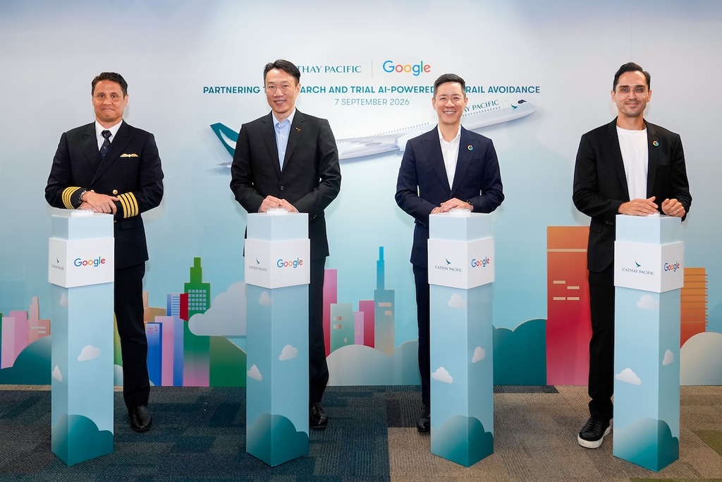 國泰航空與 Google 合作，共同推進航跡雲研究，以更全面了解航空業對氣候的影響。（左起為國泰航空航線營運經理 Tony Pringle 機長、國泰數碼及資訊科技董事方逸翔、Google 香港銷售及營運總經理余名德及 Google 氣候與 AI 產品經理 Kemal Armada）