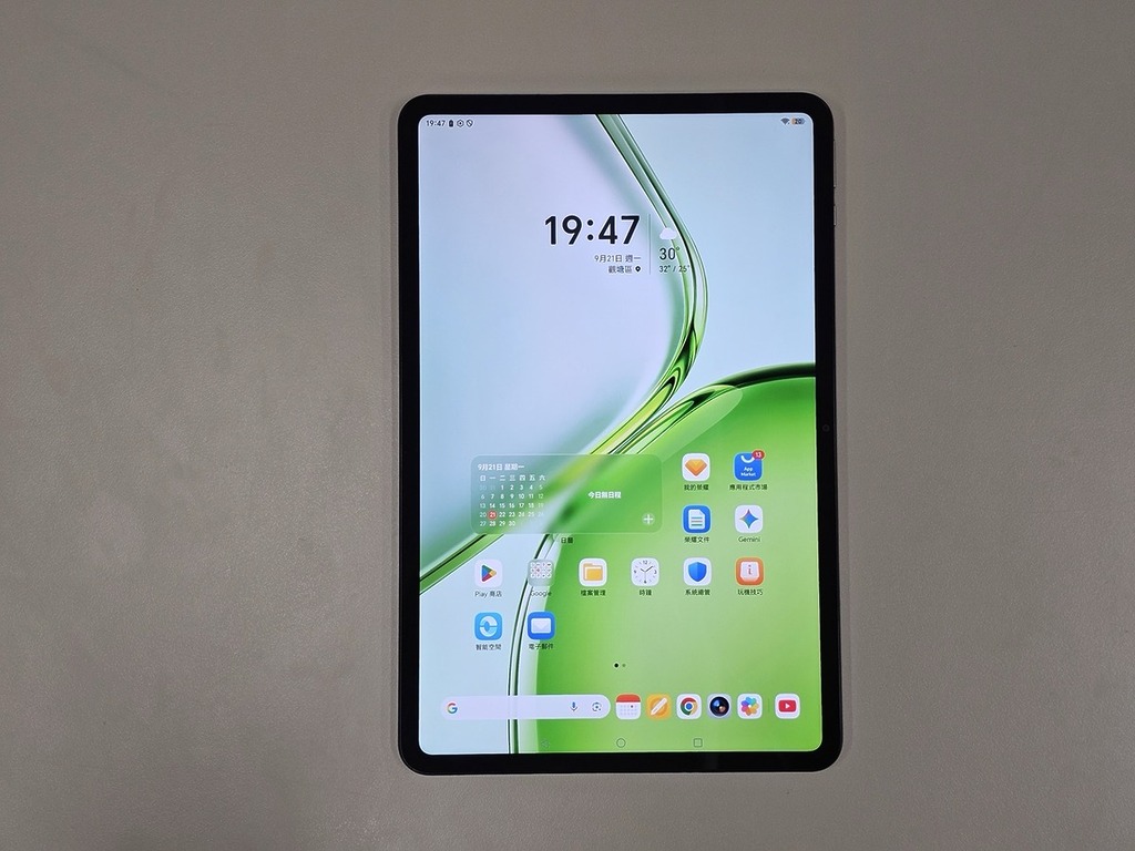 垂直觀看主介面，可見其面積十分大，有大量空間放 App icon。