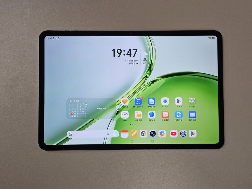 搭載 13 吋 IPS LCD 屏幕，解像度 2500 x 1560 (228PPI)，邊框雖不算很幼但仍可接受，屏幕色彩則偏向自然風格，未如 OLED 面板般鮮艷與對比強烈。