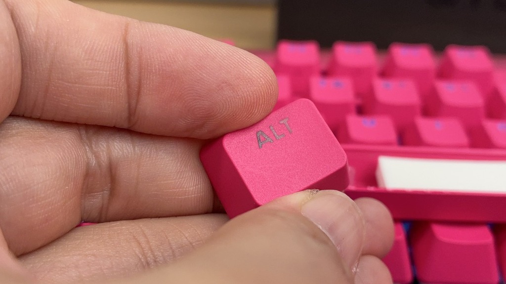 雙色成型透光 PBT 鍵帽。