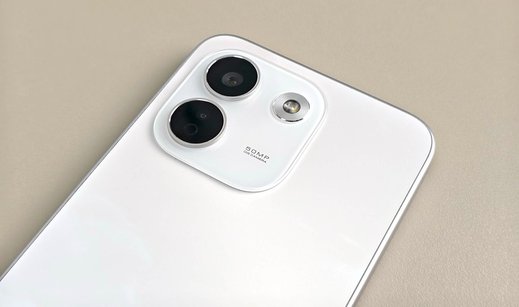REDMI Note 17 Pro Max 5G 採用具備 OIS 的 5,000 萬像素主鏡，配上 800 萬像素超廣角鏡。