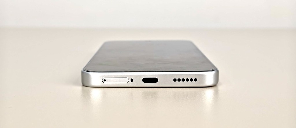 機底設有 USB Type-C、SIM 卡槽和喇叭孔。
