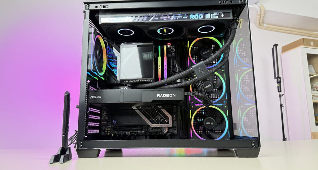 今次測試的 ASUS Agent Computer 配備 AMD Ryzen 9 9950X3D 處理器、ASUS Turbo Radeon AI PRO R9700 32GB 顯示卡及 64GB DDR5 記憶體，除了效能強勁之外散熱扇、主機板和記憶體都設有 RGB 燈效，水冷頭就設有大型彩色屏幕，務實之餘也可以打造個人風格。