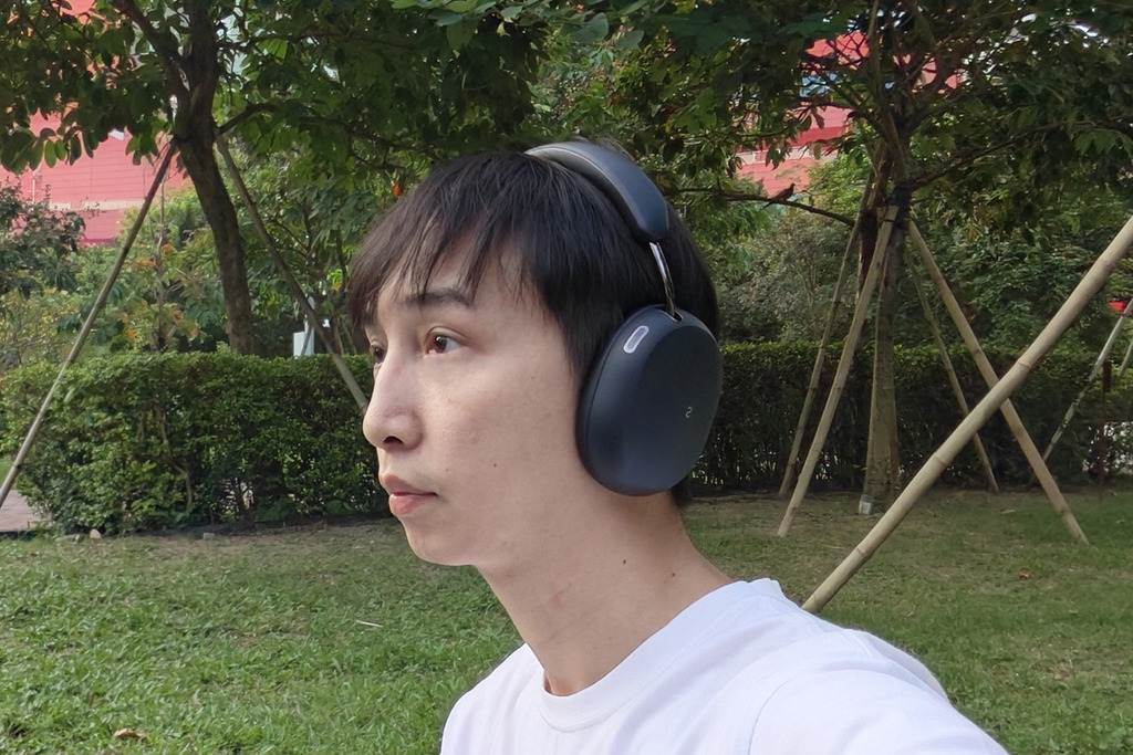耳機厚度不高，戴起不會出現太累贅的感覺。