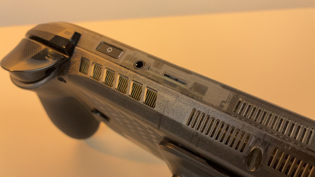 記憶卡槽升級為 microSD Express（支援更高傳輸速度，同時兼容 UHS-I），可用來直接裝新遊戲都有比較快的讀碟速度。